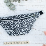 Gürteltasche – Schwarz mit weißen Flecken