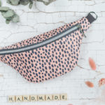 Gürteltasche – Puder mit anthrazit Flecken